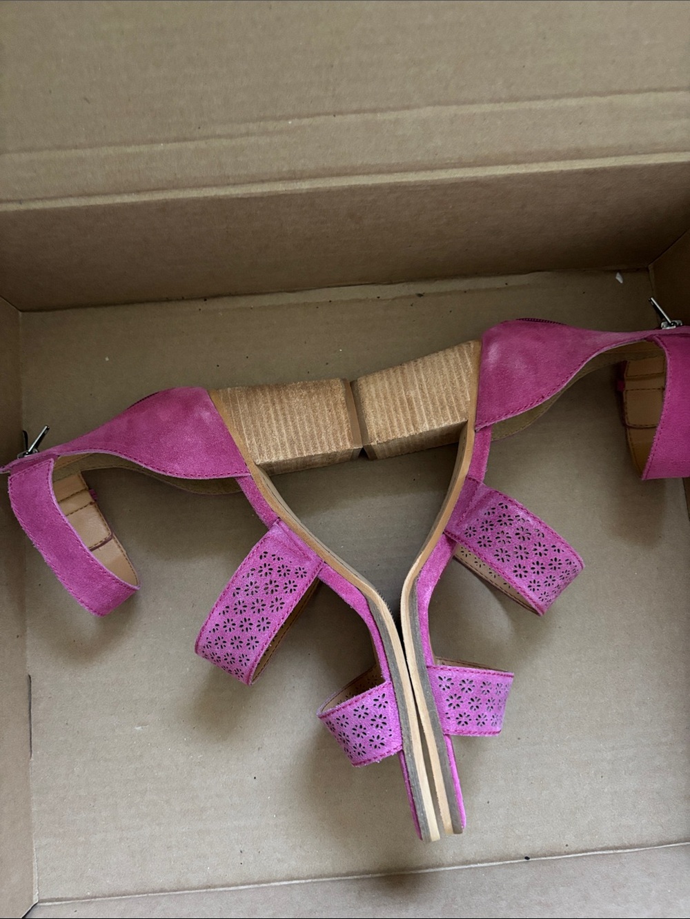 Four Pairs of Beautiful Sandals - Picture 8 of 16